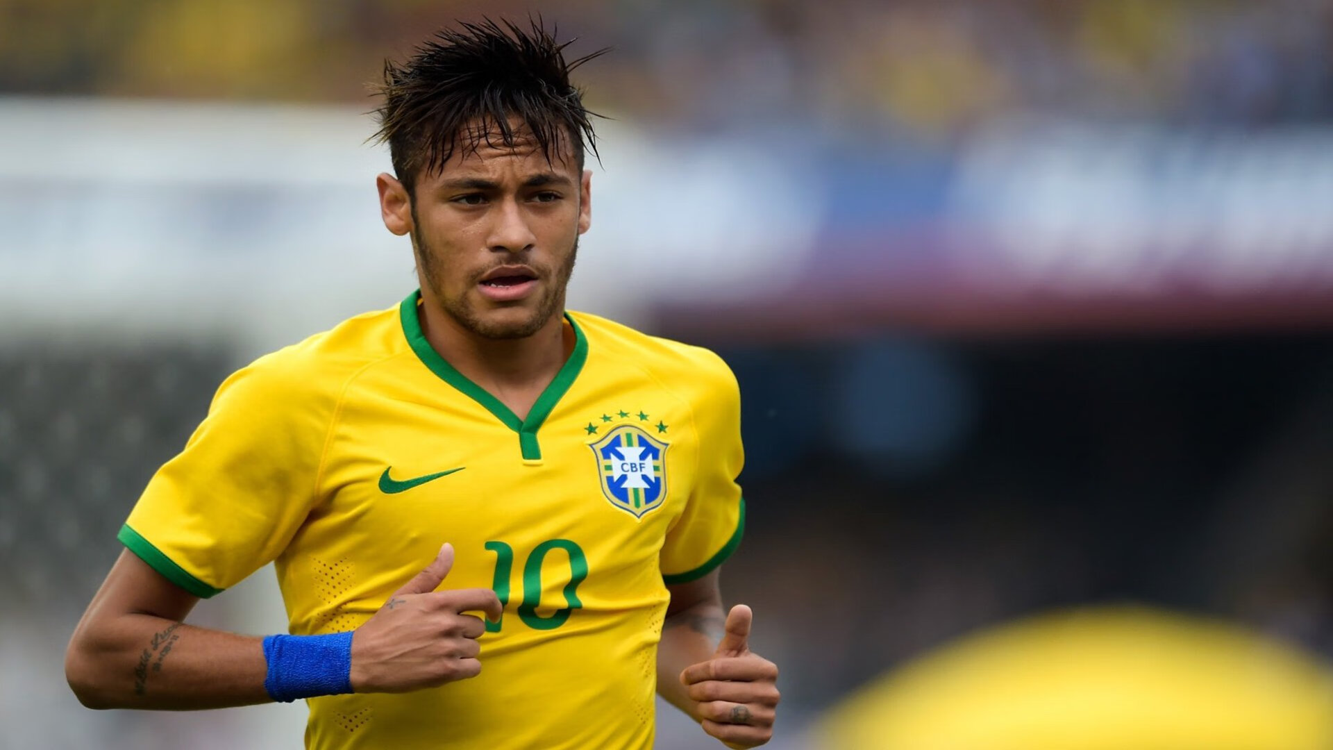 追踪电竞周边市场,商品、服装、玩偶成新风尚,电竞周边店